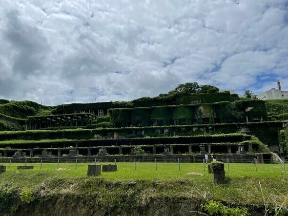 新潟県佐渡市の佐渡鉱山内にある代表的な遺跡「北沢浮遊選鉱場」。日本で初めて金銀鉱石から金や銀などを採取する浮遊選鉱法という工法が導入された=佐渡/キム・ソヨン特派員