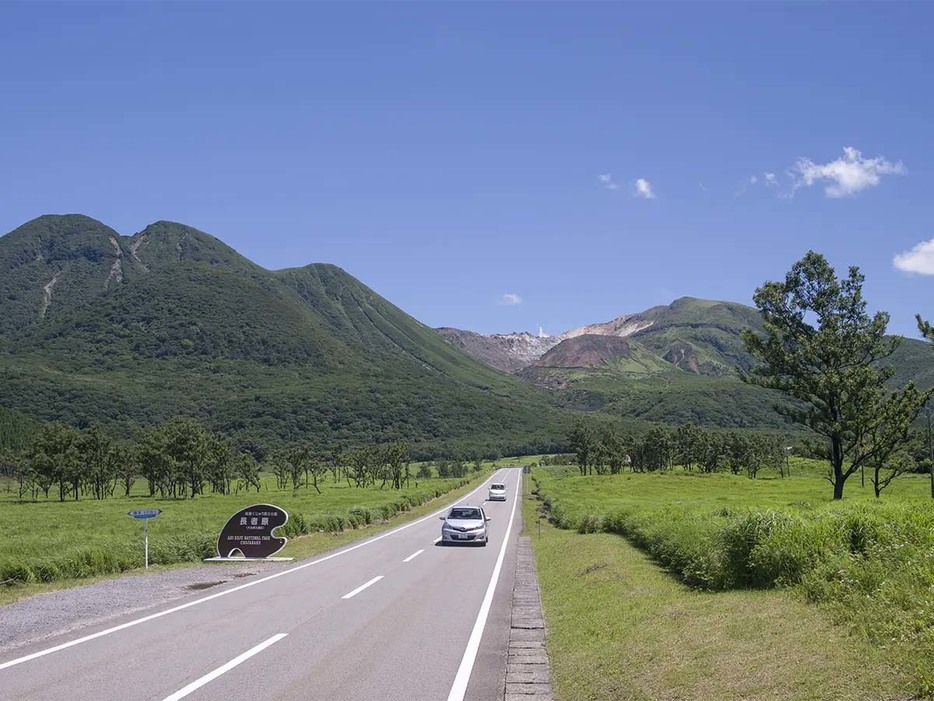 ［やまなみハイウェイ］別府市から阿蘇市一の宮をつなぐ県道11号は、全国からライダーが集まる人気のツーリングスポットだ