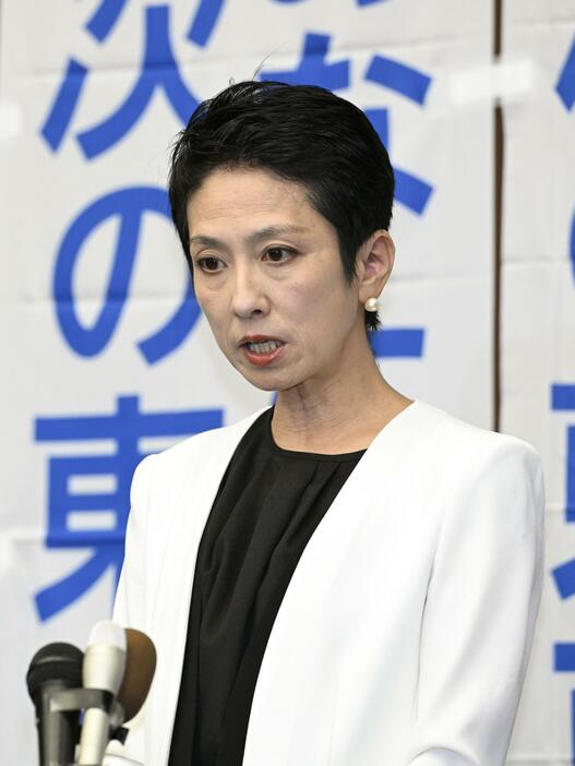 東京都知事選で落選が確実になり、敗戦の弁を述べる蓮舫氏＝7日夜、東京都千代田区