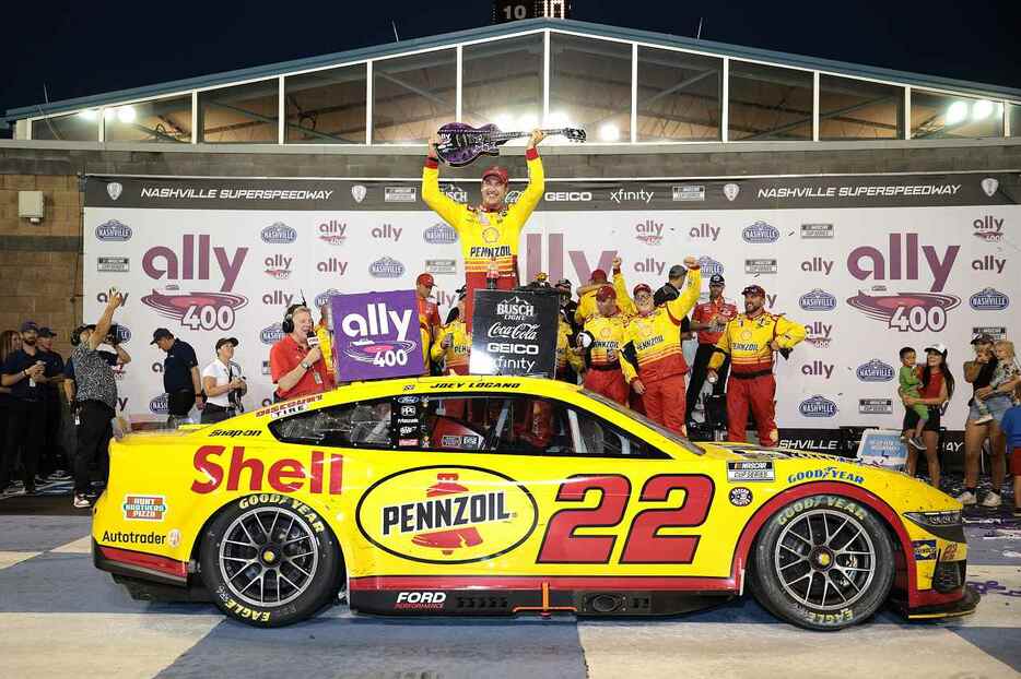 燃料切れでエンジンが息継ぎを起こしながらもチェッカーを受けたジョーイ・ロガーノ（Team Penske／フォード・マスタング）が、大逆転を決めて今季初優勝を達成