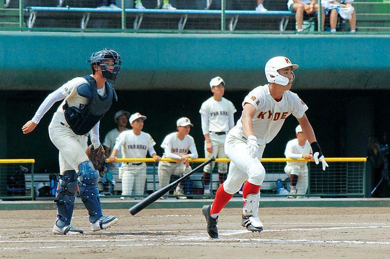 春日部共栄―不動岡　6回裏春日部共栄2死一塁、成井が右越え適時二塁打を放つ。捕手田口＝レジスタ大宮