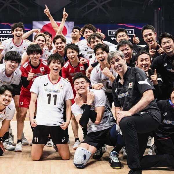ブラン監督（手前右）と日本代表の選手たち（Volleyball World提供・共同）