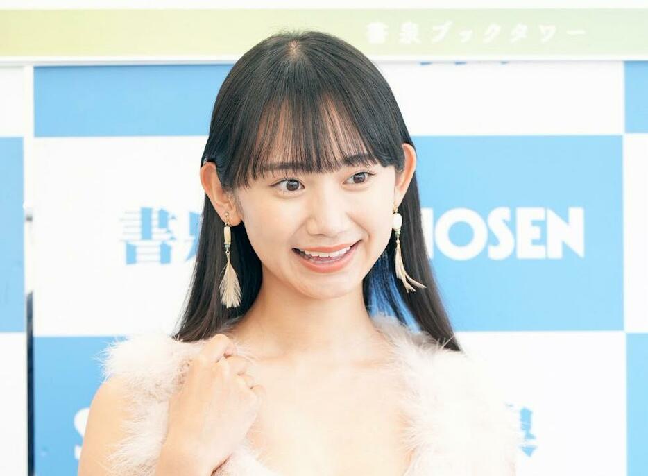 写真集「相沢菜々子1st写真集『N』」の発売記念イベントに登場した相沢菜々子さん