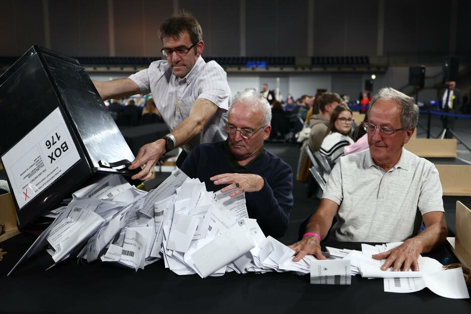 英総選挙の開票作業を行う関係者＝4日、英北部グラスゴー（ゲッティ＝共同）