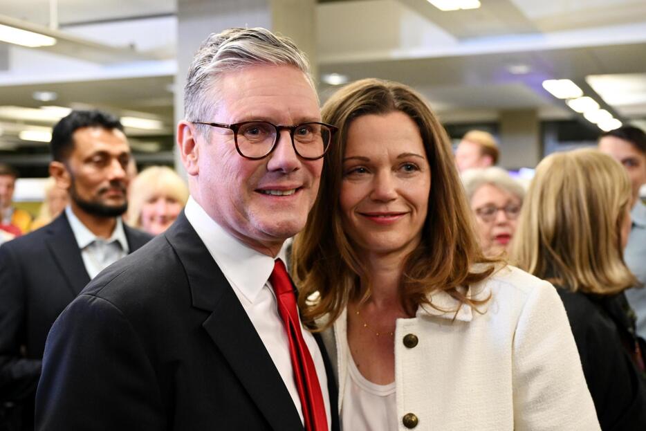 英下院総選挙の開票所に妻と到着した労働党のスターマー党首＝5日、ロンドン（ゲッティ＝共同）