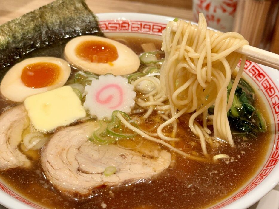 麺は細めのストレート麺