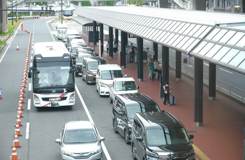 2本ある走行レーンの片方にコーンを置いて閉鎖し、二重駐車を防ぐ実証実験が行われる成田空港の乗降場＝10日午後、成田市（画像の一部を加工しています）