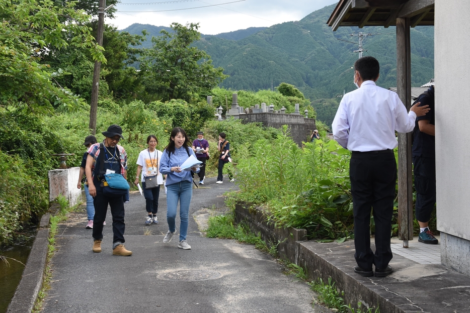 空き家を見学する参加者＝岡山県津山市加茂町中原で