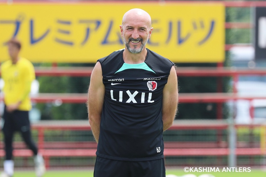 鹿島アントラーズのトレーニングを行なうランコ・ポポヴィッチ監督（写真◎KASHIMA ANTLERS）