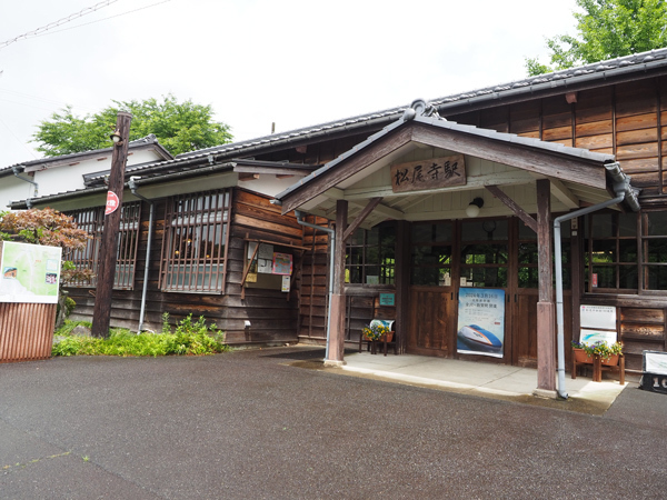 店は駅舎内にある