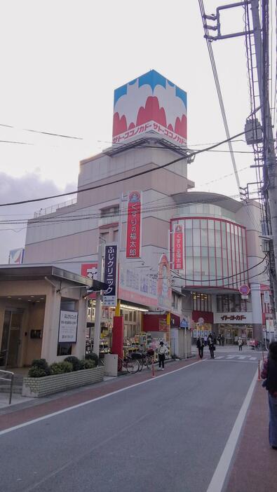 期間限定で看板を「サトーココノカドー」仕様に変更した「イトーヨーカドー春日部店」（2017年4月撮影）