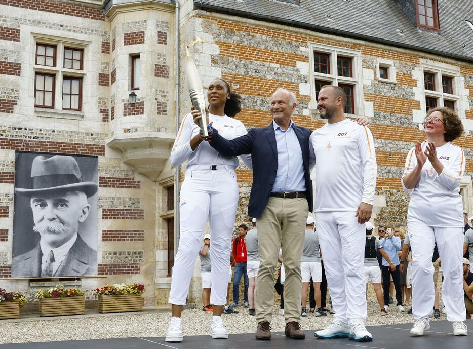 近代五輪の父、ピエール・ド・クーベルタン男爵が幼少期を過ごしたミルビルに到着した聖火リレー＝5日、フランス北西部ノルマンディー地方（共同）