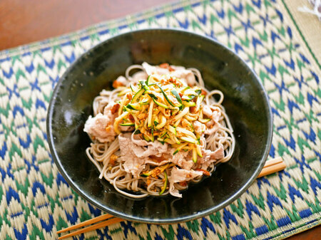 細切りズッキーニと豚しゃぶのっけピリ辛蕎麦。