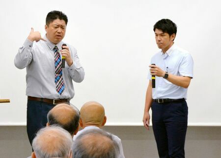 漫才で詐欺への注意を呼びかけるお笑いコンビ「今日もさが日和!」=佐賀市のアバンセ