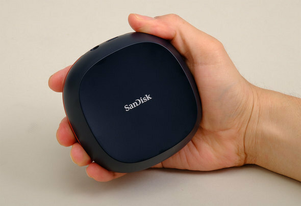 片手で持てるサイズ感だが、持ち運び用途ではなく、デスクトップに設置しての利用が想定されている「SanDisk Desk Drive」。