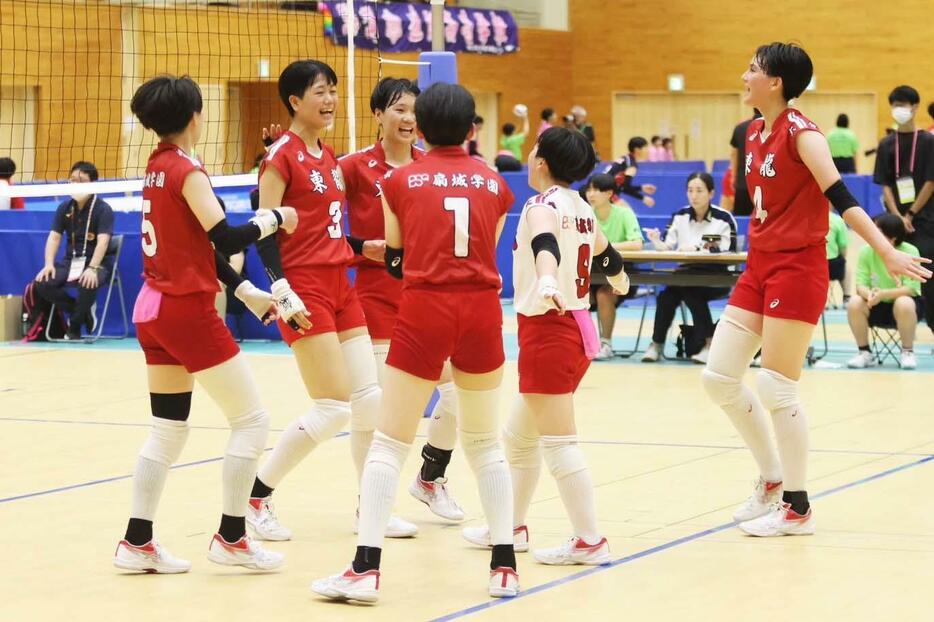 決勝トーナメントに進んだ東九州龍谷（大分）【写真：月刊バレーボール】