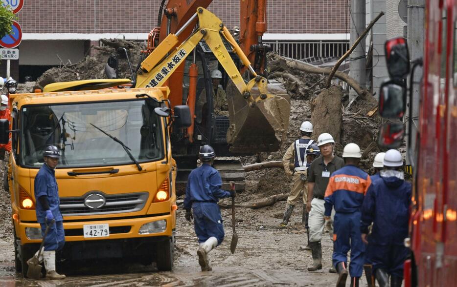 土砂崩れ現場付近で続く、流木などの除去作業＝13日午前9時17分、松山市