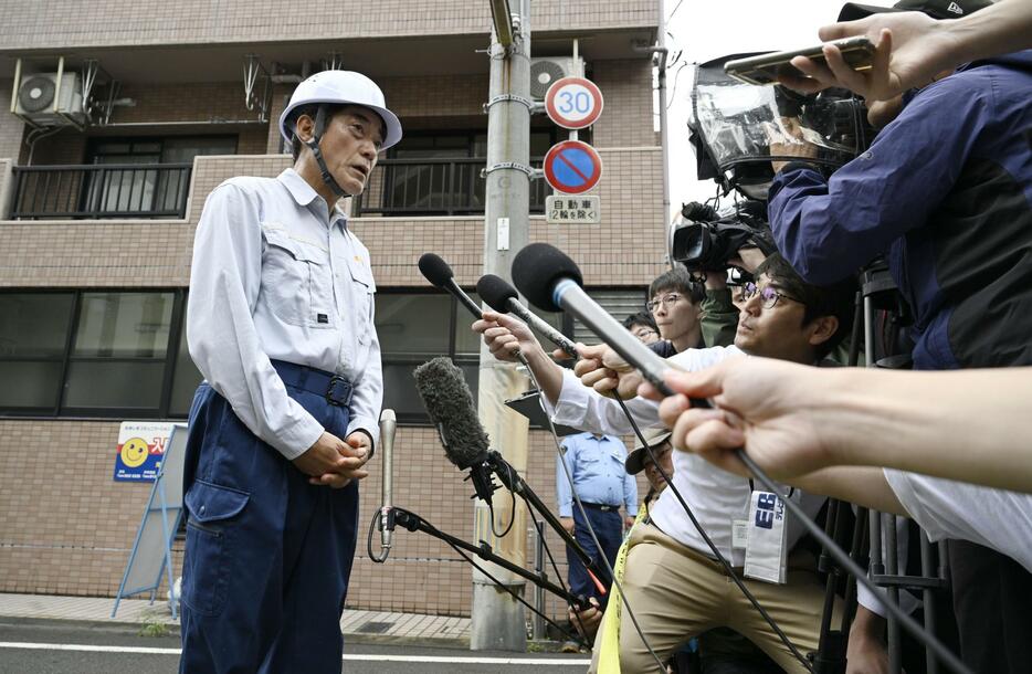 土砂崩れ現場近くで、取材に応じる愛媛県の中村時広知事＝13日午後2時10分、松山市