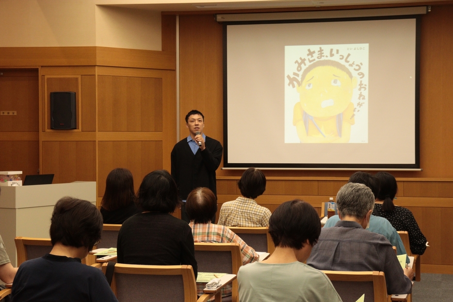 集まった人たちにあいさつするといさん=岡山県津山市で