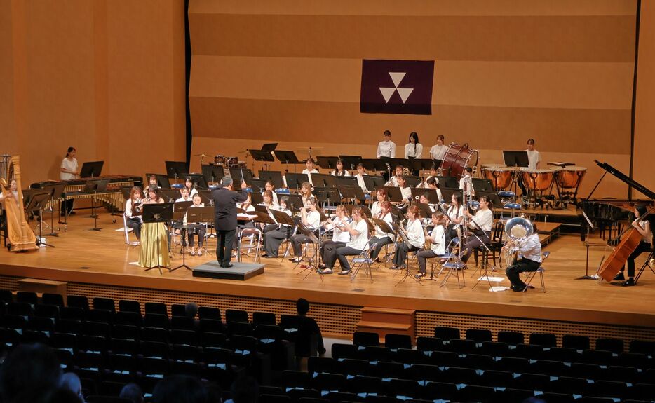 同志社女子大の学生がクラシック曲などを披露したコンサート（京都府京田辺市・同大学新島記念講堂）