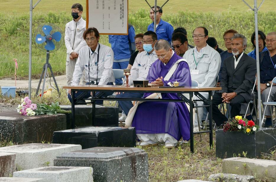 東日本大震災で津波に流された後、集積されていた墓石などを供養する僧侶＝16日午前、福島県双葉町