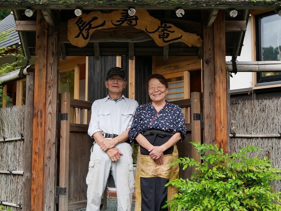 長寿庵の彰次さんと仁美さん