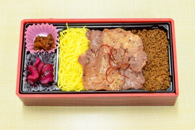 牛たん3色丼弁当（880円/税込）