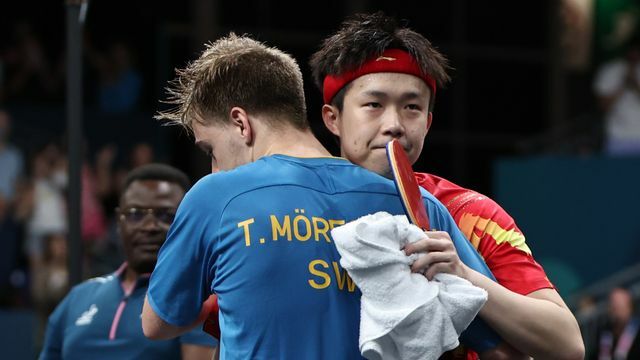 スウェーデンのモーレゴード選手と健闘をたたえあう敗れた中国の王楚欽選手(写真：新華社/アフロ)