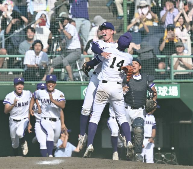 6年ぶりに甲子園出場を決めた金足農業の選手たち(写真：日刊スポーツ/アフロ)