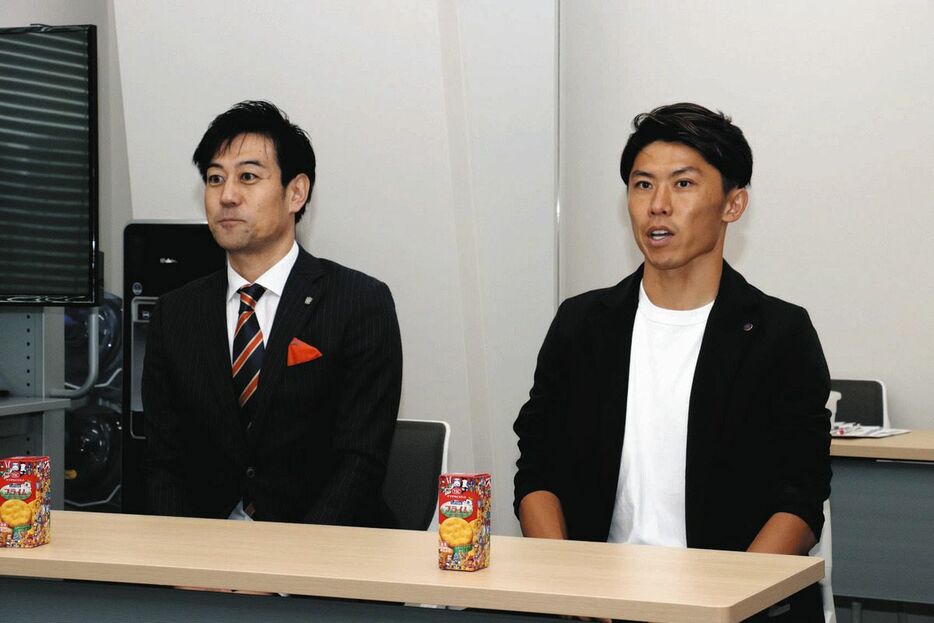 町田ＯＢの太田宏介さん（右）と新潟ＯＢの野沢洋輔さん