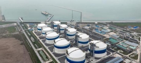 江蘇省塩城市で完成した世界最大の液化天然ガス（LNG）貯蔵タンク群（提供写真）。