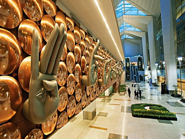 インディラ・ガンディー国際空港の入国審査前の手のひらのオブジェ（画像：インディラ・ガンディー国際空港）。