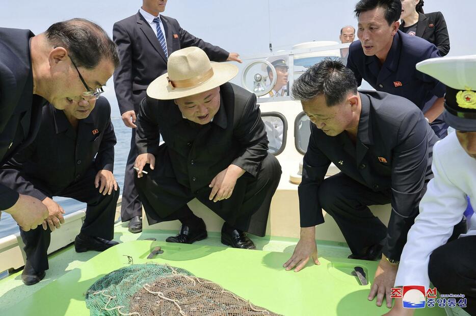 貝の養殖場を視察する北朝鮮の金正恩朝鮮労働党総書記（中央）＝15日、北朝鮮東部の咸鏡南道新浦（朝鮮中央通信＝共同）