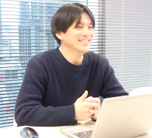 I-ne ダイレクトマーケティング本部 ECグロースハック部 佐藤 誠彦（さとう まさひこ）氏【「Yahoo!ショッピング」責任者】2021年、I-neに新卒入社。「楽天市場」出店店舗の運営を担当したのち、現在は「Yahoo!ショッピング」「Qoo10」の店舗責任者を務める。大学時代は、自身でアパレルEC事業、イベント事業を経営。徳島県出身。