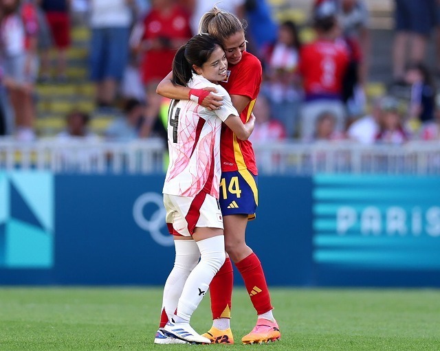 試合後にアレクサンドリ（右）と健闘を称え合う長谷川（左）。（C）Getty Images