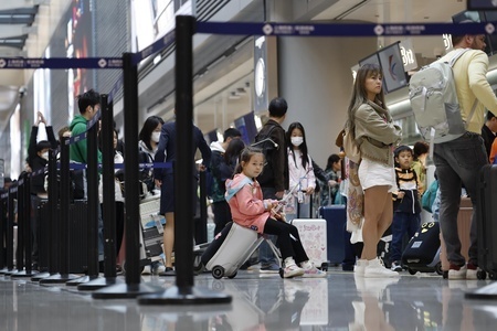 上海虹橋国際空港のチェックインカウンターに並ぶ人たち（2024年5月1日撮影、資料写真）。