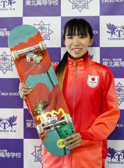 写真撮影に応じるパリ五輪のスケートボード女子ストリート代表の赤間凜音＝5日午前、仙台市