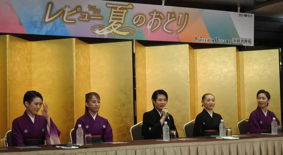8月の「卒業公演」での意気込みを語るOSKトップスター楊琳（中央）。左から翼和希、千咲えみ、1人おいて舞美りら、華月奏（撮影・中島正好）