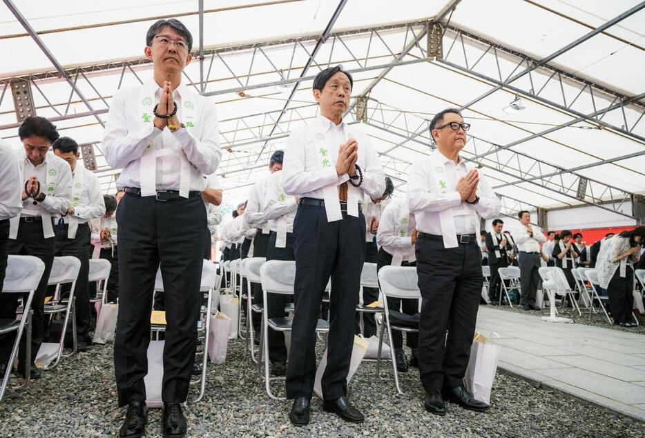 長野県茅野市の聖光寺で交通安全を祈願するトヨタ自動車の豊田章男会長（右）、佐藤恒治社長（左）ら＝18日午前