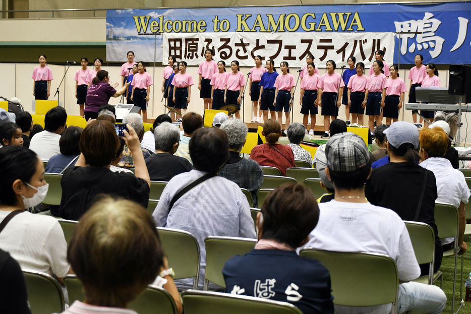 鴨川中音楽部の合唱＝鴨川