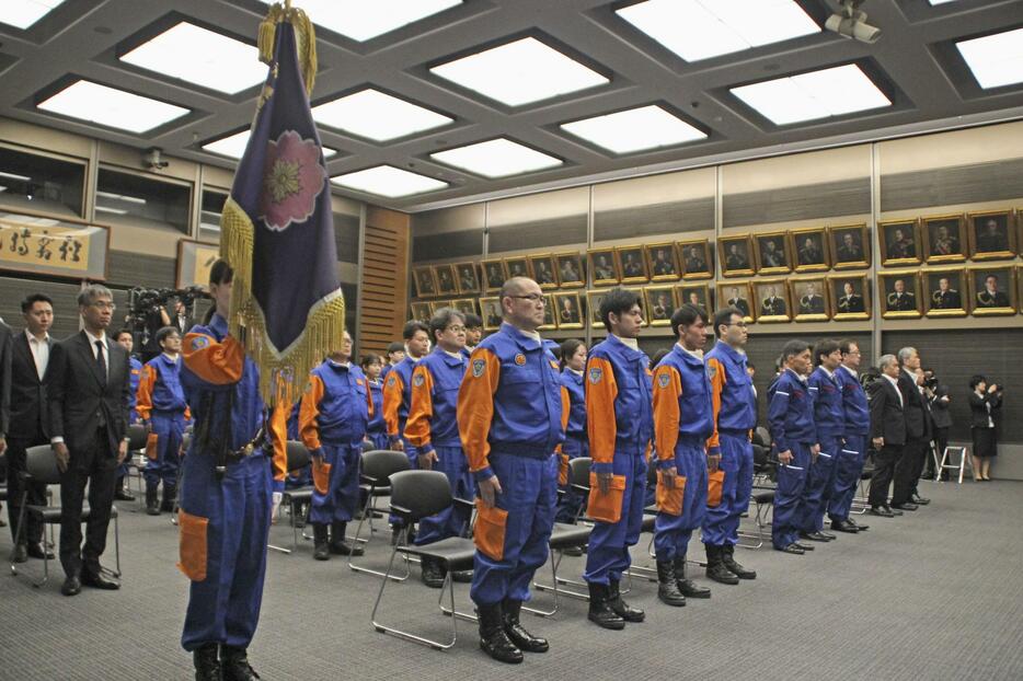 東京都警察情報通信部の創設70年記念式典に臨む職員ら＝1日午前、警視庁本部