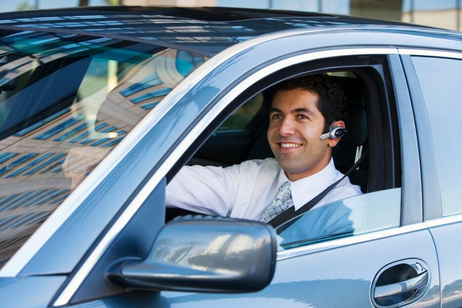 ハンズフリーで通話しながら運転する人をよく見かけます。通話なら違反ではないのでしょうか？