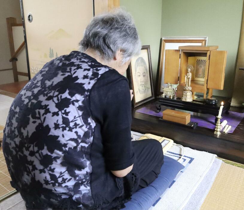 無償で提供された仏壇に手を合わせる横山豊恵さん＝28日午後、石川県輪島市