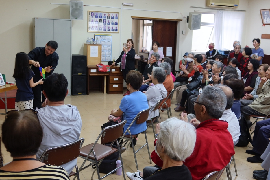 岩崎さんが披露するマジックに見入る来場者の皆さん