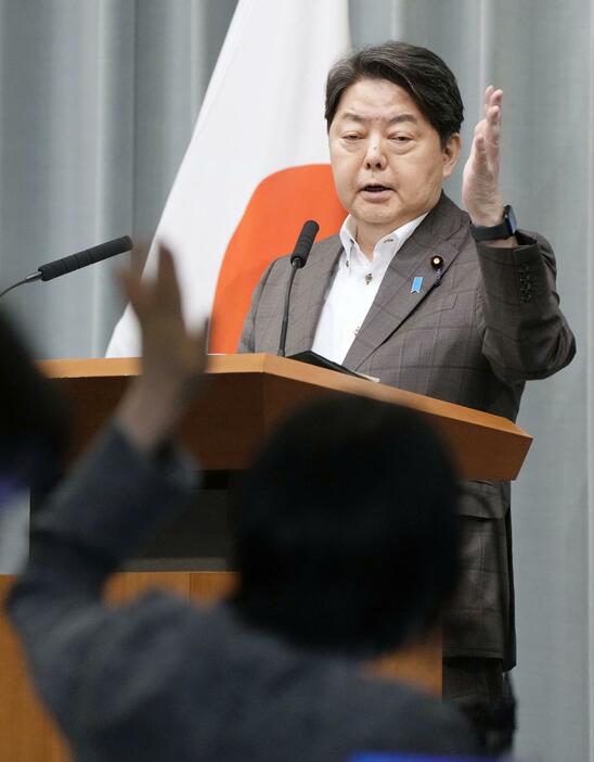 記者会見する林官房長官＝10日午後、首相官邸