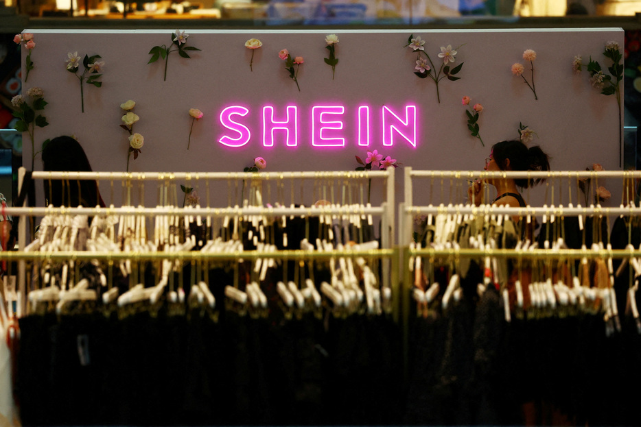 ６月２８日、    中国系ファッション通販大手シーイン（ＳＨＩＥＮ）は、ロンドンでの株式上場を計画する一方、香港で上場する代替案も検討している。写真は同社のロゴ。シンガポールの商業施設で４月撮影（２０２４年　ロイター/Edgar Su）
