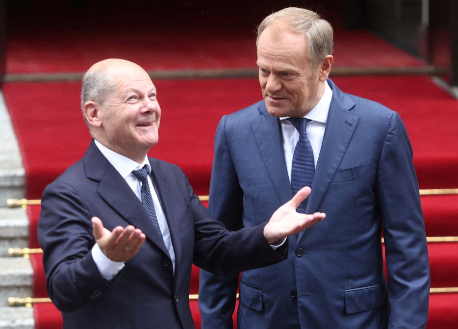 ドイツ、ポーランド両国は２日、ロシアの脅威に対応するため、防衛協力の強化について協議することで合意した。ポーランドを訪問したショルツ独首相（左）と迎えたトゥスク首相、２日撮影。（2024年　ロイター/Lukasz Glowala）
