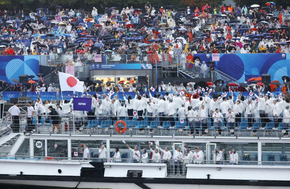 パリ五輪の開会式で、セーヌ川を船でパレードする日本選手団＝26日、パリ（共同）