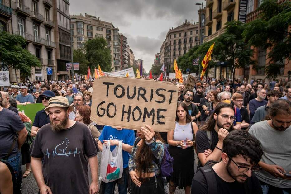 スペインのバルセロナで開かれた反ツーリズムのデモ（6月20日）　Paco Freire / SOPA Images via Reuters Connect