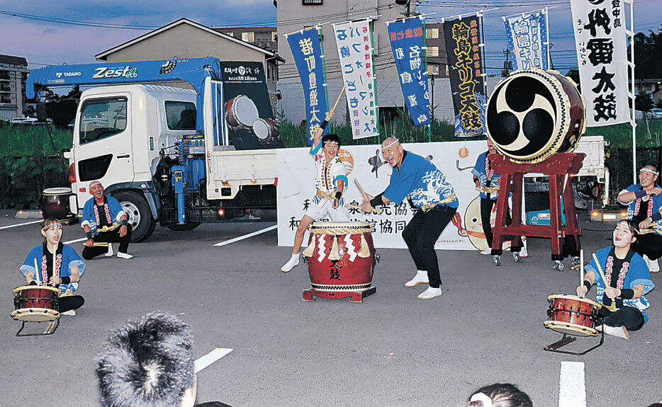 勇壮な演奏を披露する氷見有磯太鼓のメンバー＝七尾市和倉温泉お祭り会館